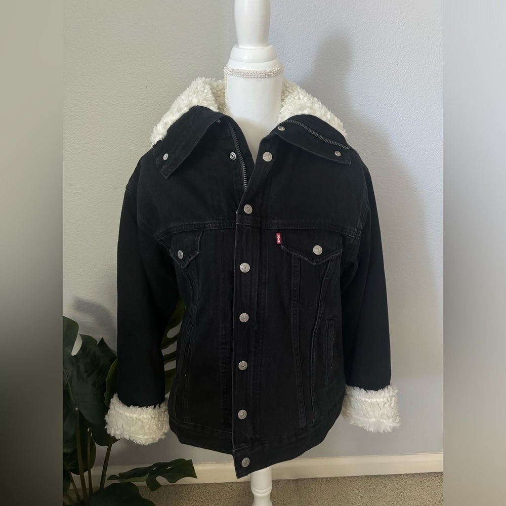 Black Levi’s Sherpa Denim Jacket - Picture 2 of 6